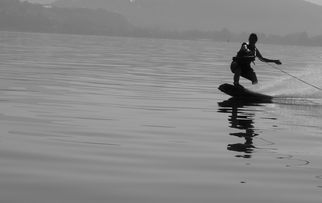 米兰全站APP正式版下载-“宽板滑水：东三叉湖赛场见证新一代水上运动的崛起”